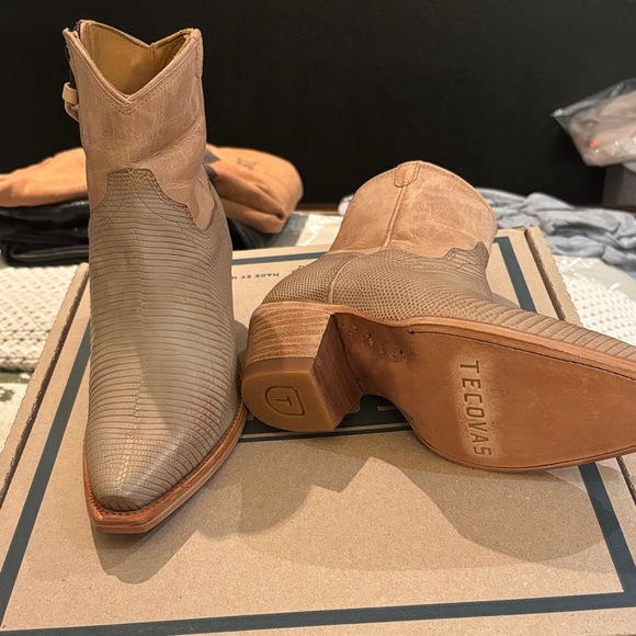 Tecovas Women's Brown Textured Ankle Boots - Picture 4 of 5